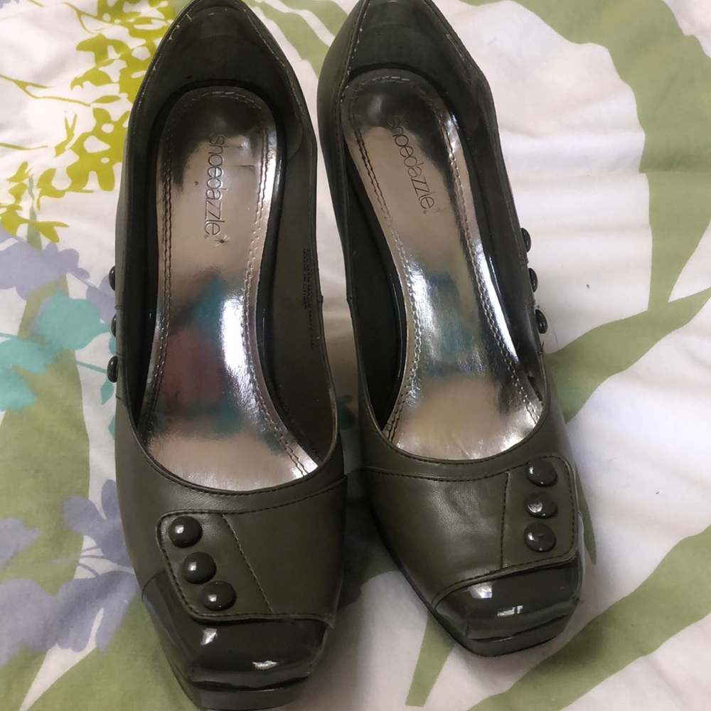 Olive platform pumps